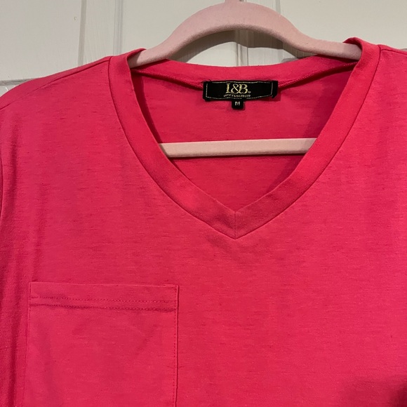 L&B Lucky & Blessed Bright Pink V-Neck Tee with Pocket Medium - Picture 4 of 6